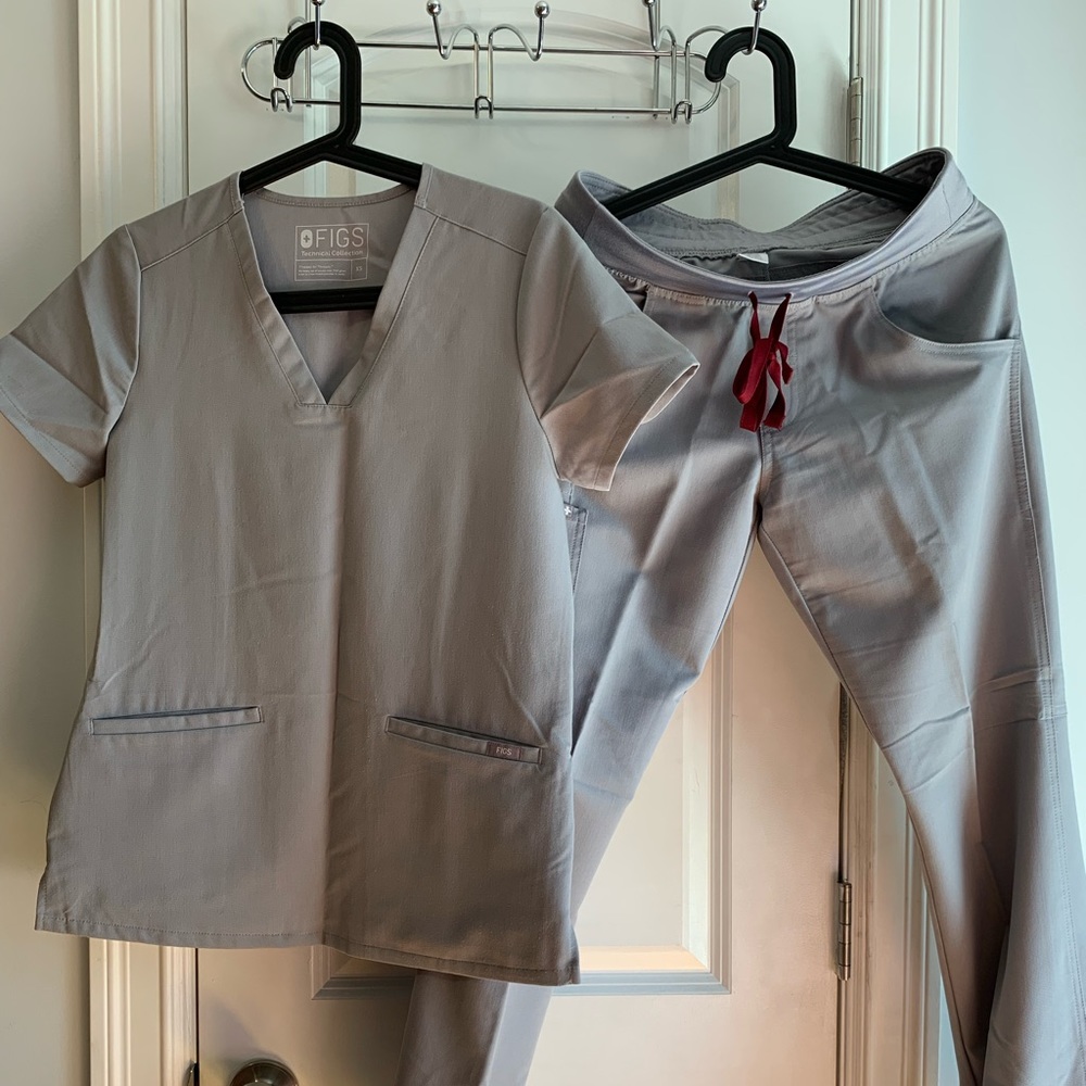 FIGS - Casma Three-Pocket Scrub Top and Kade Cargo Scrub Pants